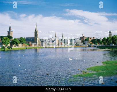 Guardando verso Inverness City Centre, Highland Regione, Scozia. Douglas di riga e di Bank Street sulla sponda est del fiume Ness Foto Stock