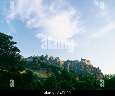 Il Castello di Edimburgo si vede dai giardini di Princes Street, Regione di Lothian, Scozia, Regno Unito Foto Stock
