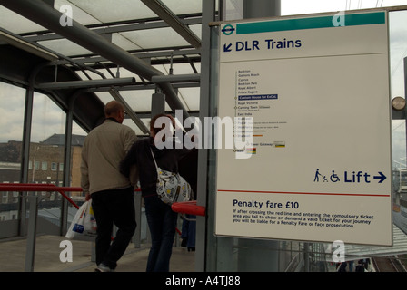 La scheda di destinazione e treno Informazioni segno sulla Docklands Light Railway line Londra REGNO UNITO Inghilterra Foto Stock