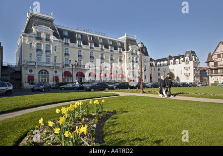 Grand Hotel Cabourg Normandia Francia dai Jardins du Casino Foto Stock