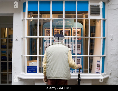 Bradford on Avon WILTSHIRE REGNO UNITO UN uomo guarda in un' agenzia immobiliare finestra Foto Stock