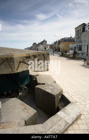 Pistola tedesca emplacement a fronte spiaggia di St Aubin sur mer, Normandia, Francia Foto Stock