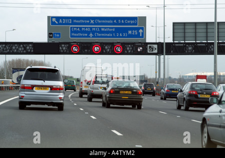 M25 autostrada direzione in senso orario vicino all'Aeroporto di Londra Heathrow bivio Londra Inghilterra meridionale Regno Unito Regno Unito Foto Stock