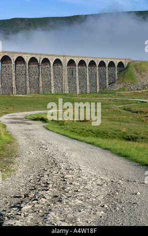 Vista del viadotto Ribblehead nello Yorkshire Foto Stock