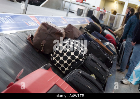 Valigie sul carosello bagagli all'Aeroporto di Stansted, Regno Unito Foto Stock