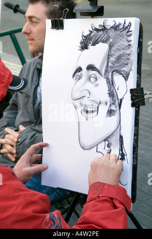 Giovane uomo ha una caricatura disegno realizzato su La Rambla Barcellona Spagna Foto Stock