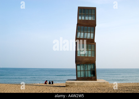 L'Estel Ferit scultpure acciaio da Rebecca Horn sulla spiaggia di Barceloneta, Barcellona, Spagna Foto Stock