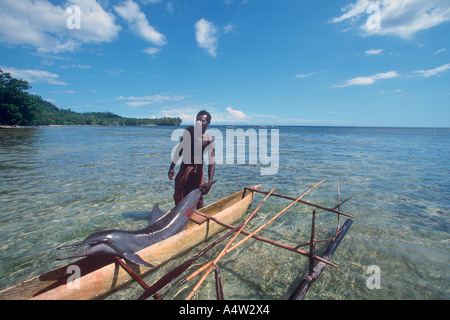 Robert uno squalo chiamante da Kontu villaggio sulla costa ovest della Nuova Irlanda apporta un delfino ha risparmiati da Foto Stock