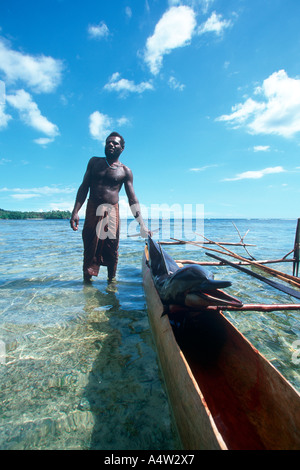 Robert uno squalo chiamante da Kontu villaggio sulla costa ovest della Nuova Irlanda apporta un delfino ha risparmiati da Foto Stock