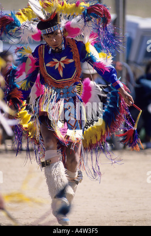 Un attore in un concorso di danza tenutasi durante un Pow Wow nella Riserva Navajo Arizona Foto Stock