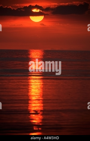 La riflessione del tramonto sull'oceano pacifico Kontu Nuova Irlanda provincia di Papua Nuova Guinea Foto Stock