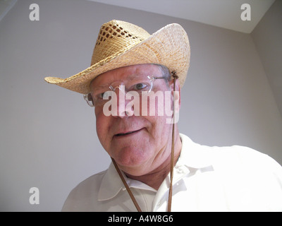 Pippo uomo anziano che indossa cappello di paglia Foto Stock