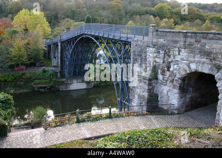 Il primo ponte in ferro costruito di Ironbridge vicino a Telford Shropshire, Regno Unito Foto Stock