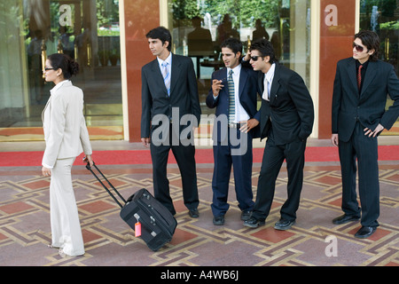 Guardare gli imprenditori donna Foto Stock