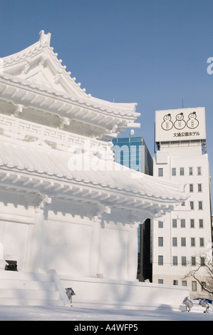 La scultura del tempio Horyuji di Nara al 57th Sapporo Snow Festival di Hokkaido in Giappone. Foto Stock