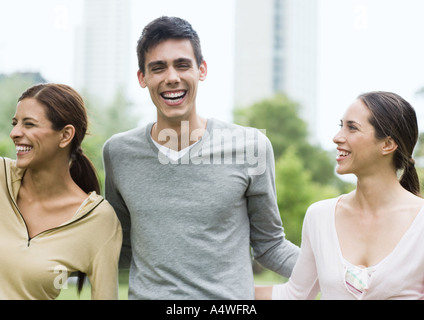 Tre amici ridendo nel parco urbano Foto Stock