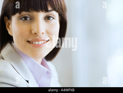 Donna in tuta sorridente, ritratto Foto Stock