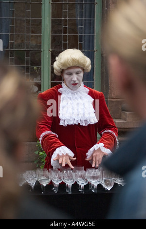 L'artista di strada rende la musica con bicchieri di vino Heidelberg Germania Foto Stock