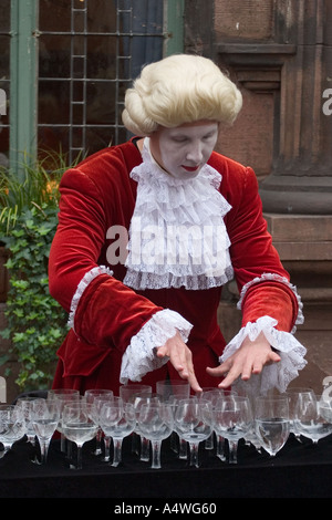 L'artista di strada rende la musica con bicchieri di vino Heidelberg Germania Foto Stock