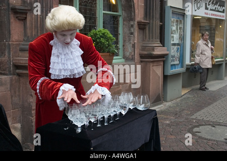 L'artista di strada rende la musica con bicchieri di vino Heidelberg Germania Foto Stock