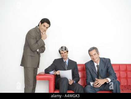 Tre uomini di affari nella lobby di office Foto Stock