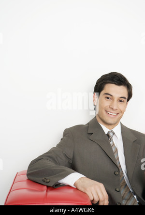 Imprenditore seduta sul lettino, sorridente Foto Stock