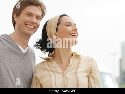 Coppia giovane sorridente Foto Stock