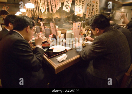 Alle persone di mangiare un pasto in un ristorante di izakaya in Sapporo Hokkaido in Giappone Foto Stock