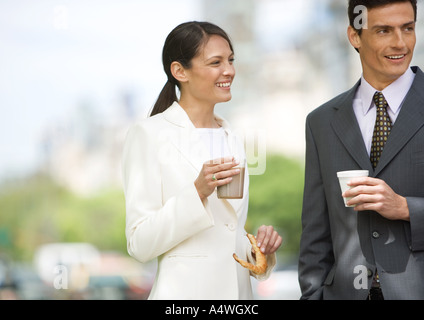 Imprenditrice e uomo in piedi, un caffè all'aperto Foto Stock