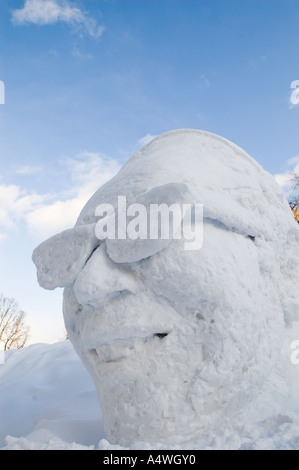 Ritratto di un uomo con grandi bicchieri al 57th Sapporo Snow Festival di Hokkaido in Giappone Foto Stock