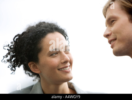 Donna e uomo conversare Foto Stock