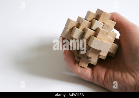 Puzzle in legno sul sito sfondo, simboleggia la risoluzione dei problemi Foto Stock