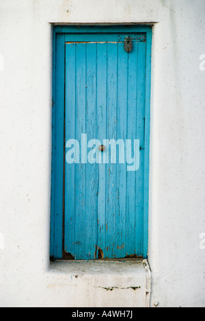 Una porta blu su uno sfondo bianco - Roath Park faro, Cardiff. Galles del Sud. Regno Unito. Foto Stock