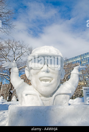 La scultura di un uomo con le braccia sollevate al 57th Sapporo Snow Festival di Hokkaido in Giappone Foto Stock