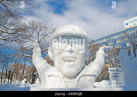 La scultura di un uomo con le braccia sollevate al 57th Sapporo Snow Festival di Hokkaido in Giappone Foto Stock