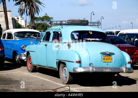 Vecchio American Plymouth auto sulla Avenue Carlos Manuel de Céspedes, Havana, Cuba Foto Stock