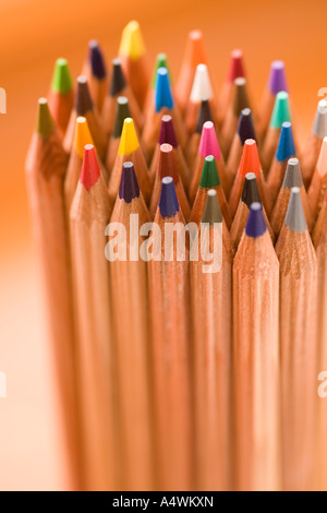 In legno naturale matite in colori diversi Foto Stock