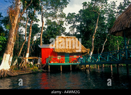 Home su palafitte, casa su palafitte, Rio Dulce, fiume Dulce, vicino alla città di El Relleno, Dipartimento di Izabal, Guatemala, America Centrale Foto Stock