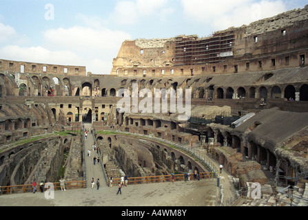Una vista dell'interno dell'antica Colosseo a Roma Italia Foto Stock