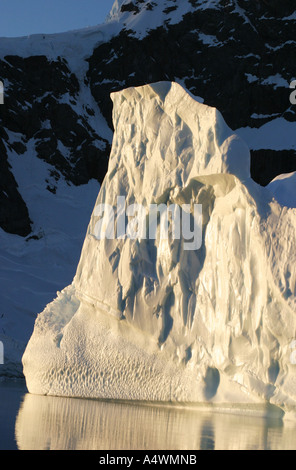 Canale di Lemaire,lato ripido canale tra stand isola e la penisola antartica spesso chiamato "Kodak Alley' ! Foto Stock