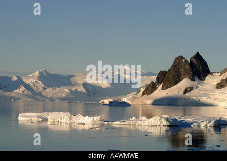 Canale di Lemaire,lato ripido canale tra stand isola e la penisola antartica spesso chiamato "Kodak Alley' ! Foto Stock