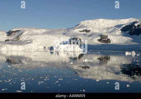 Canale di Lemaire,lato ripido canale tra stand isola e la penisola antartica spesso chiamato "Kodak Alley' ! Foto Stock