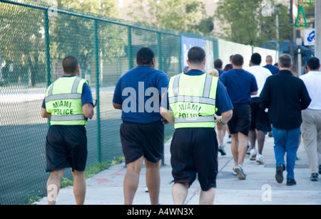 Gli ufficiali di polizia jogging per esercitare in Miami Florida Foto Stock