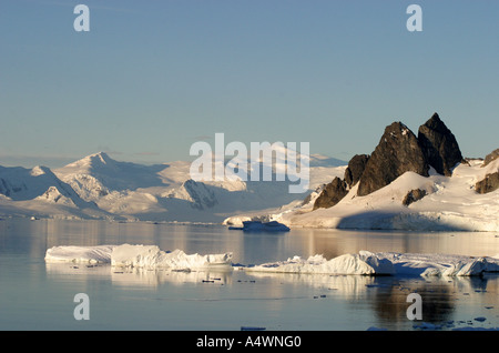 Canale di Lemaire,lato ripido canale tra stand isola e la penisola antartica spesso chiamato "Kodak Alley' ! Foto Stock