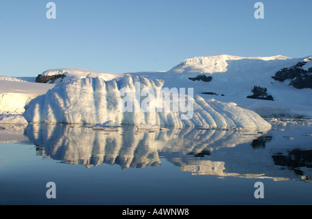 Canale di Lemaire,lato ripido canale tra stand isola e la penisola antartica spesso chiamato "Kodak Alley' ! Foto Stock