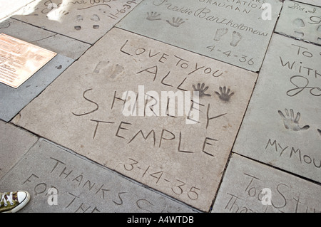 Shirley Temple s a mano e a pedale stampe a Mann s Chinese Theatre Hollywood Boulevard Los Angeles California USA Foto Stock