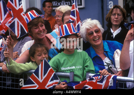 Royal Wedding di Prince Edward e Sophie Rhys Jones Windsor Berkshire. I soggetti locali unione sventolando bandiere del 1999 1990s Uk HOMER SYKES Foto Stock