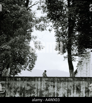 Un ragazzo seduto in solitudine in San Cristobal De Las Casas nel Chiapas in Messico in Latino America centrale. Persone Reportage di Viaggio Fotogiornalismo Foto Stock