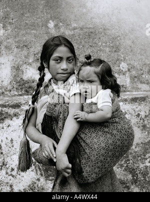 Bambino fratelli nativi indiani americani a San Cristobal De Las Casas nel Chiapas in Messico in Latino America centrale. Infanzia corsa verticale Foto Stock