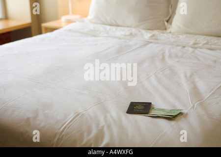 Il passaporto e il biglietto aereo sul letto fatta Foto Stock